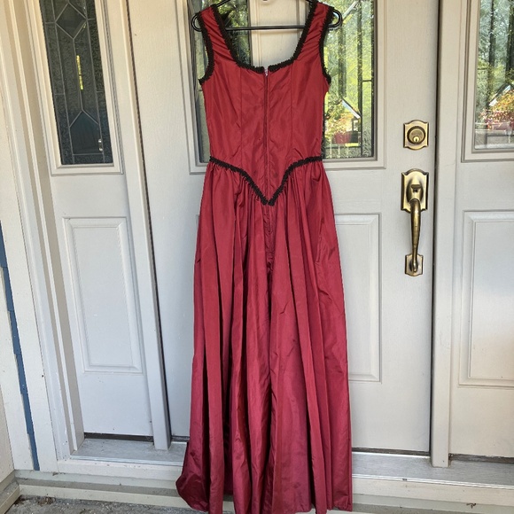 🩸SUBTERRANEA MEDIEVAL BURGUNDY GOTH DRESS TAFFETA WITH BLACK LACING AND TRIM🩸 - Picture 3 of 11